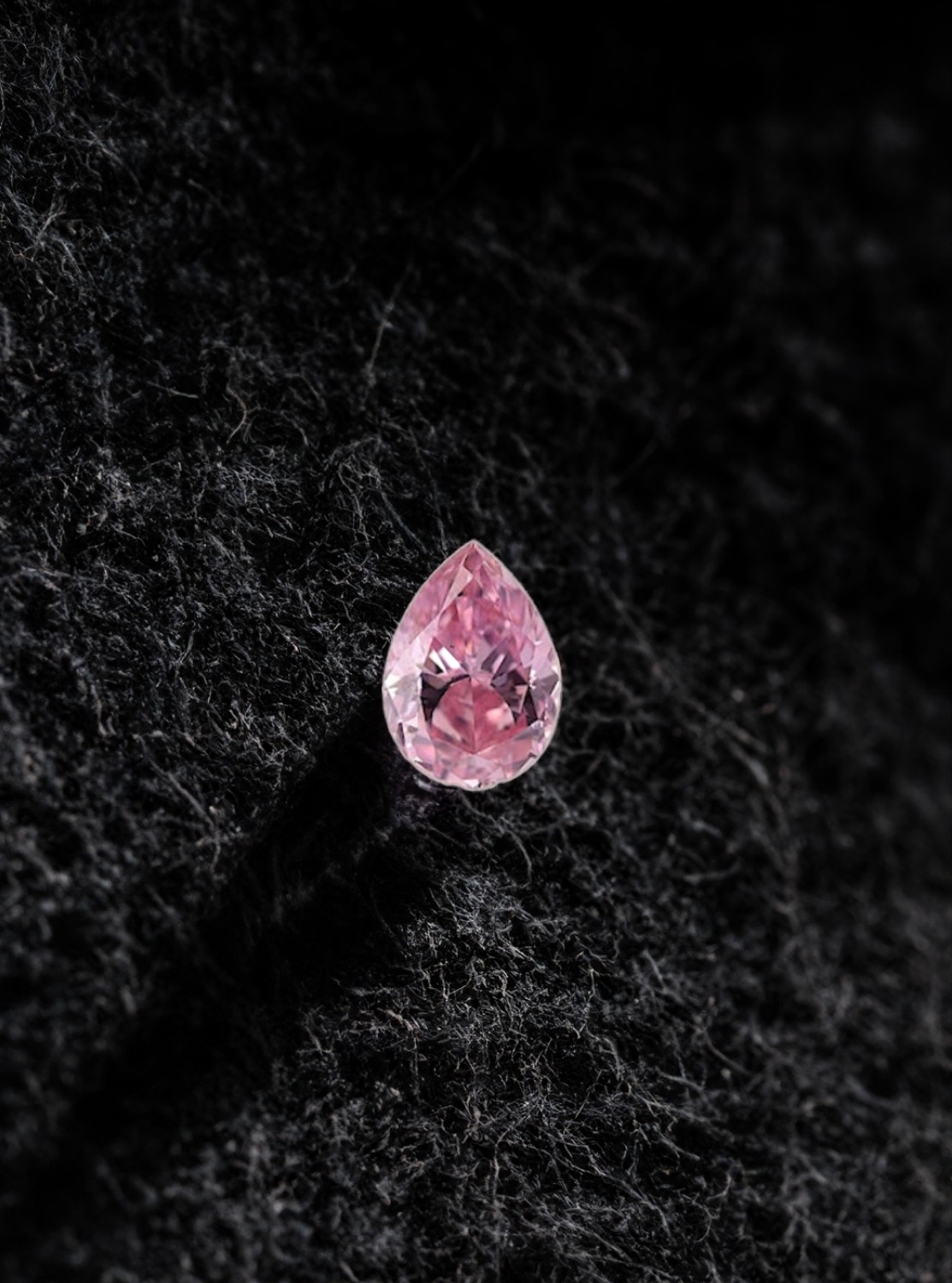 Fancy Intense Pink with 0.40 carat, Pear shape